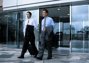 タイダイ染めの魅力あふれるシャツは三浦商事で